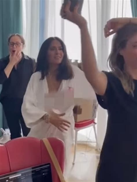 Salma Hayek suffers a wardrobe malfunction while dancing to。